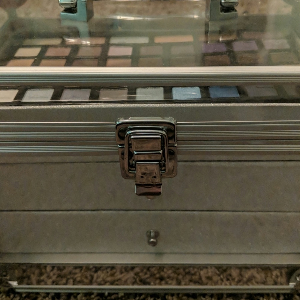 Sparkly makeup case w/ makeup